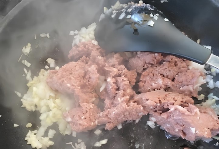 2-甘めのお味噌でいただく　BEYOND BEEFの肉みそレタス包み